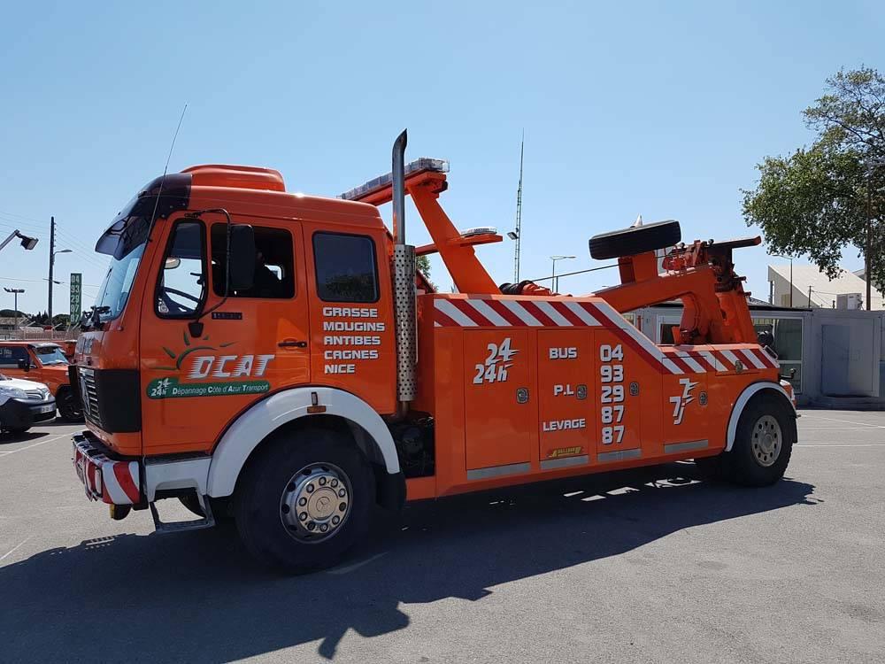 dépanneuse de l'entreprise Dépannage Côte d'Azur Transports
