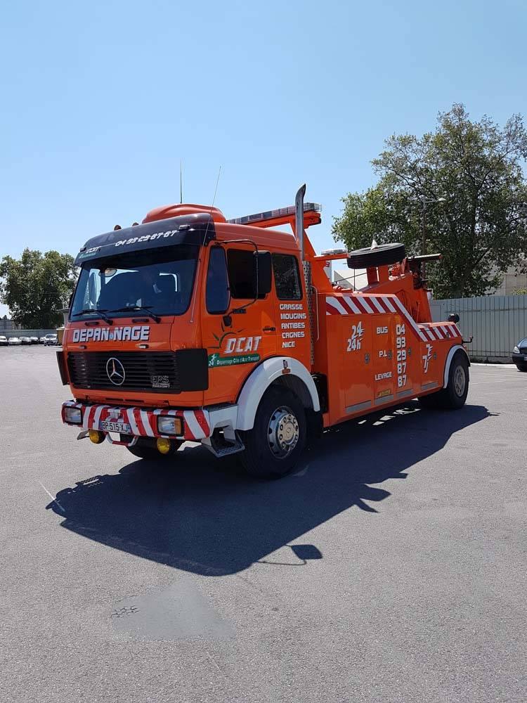 dépanneuse de l'entreprise Dépannage Côte d'Azur Transports
